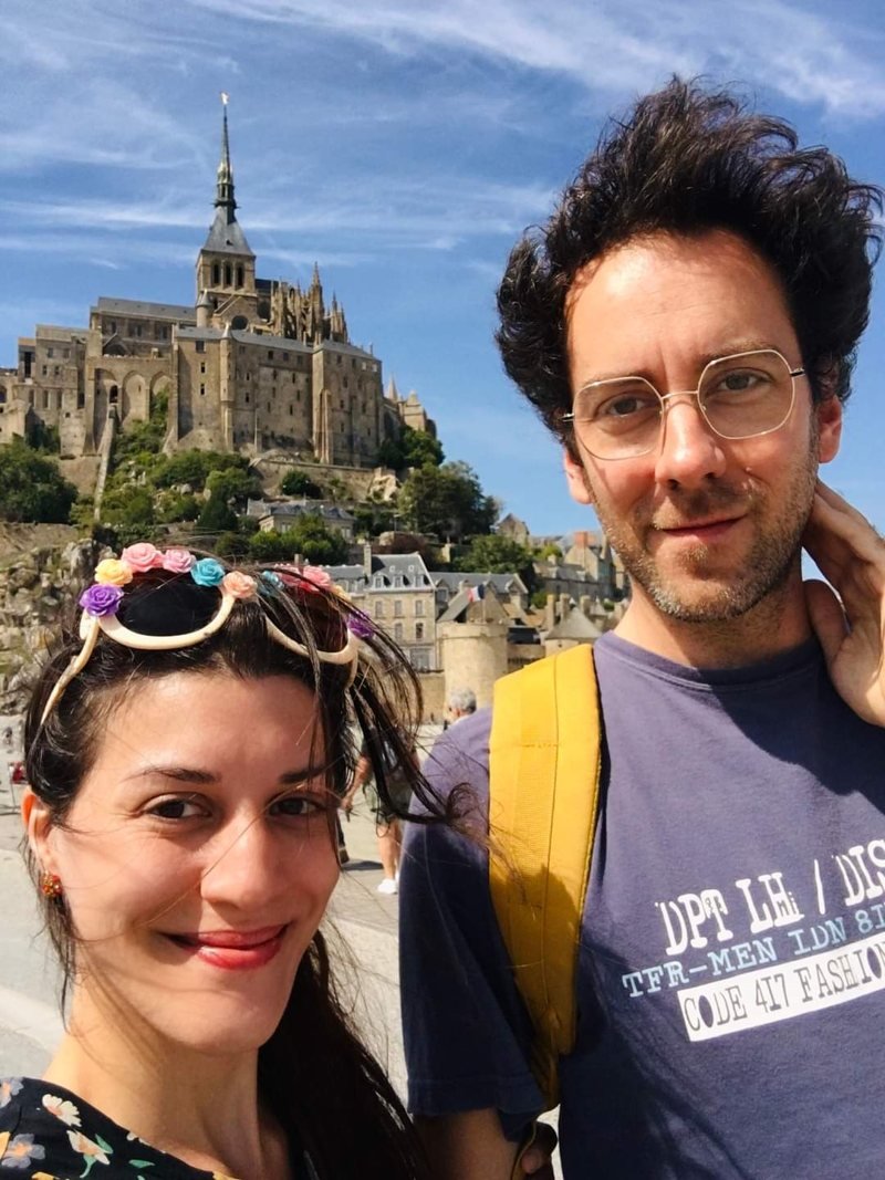 Selfie de Louise et Dexter au Mont-Saint-Michel, en plein vent