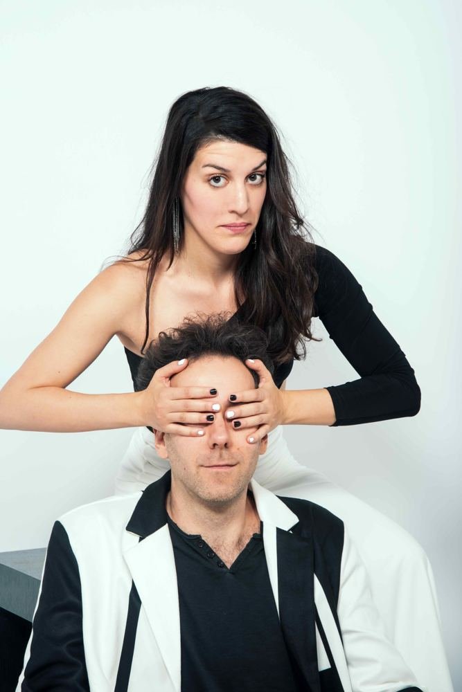 Louise cache les yeux de Dexter avec ses mains
